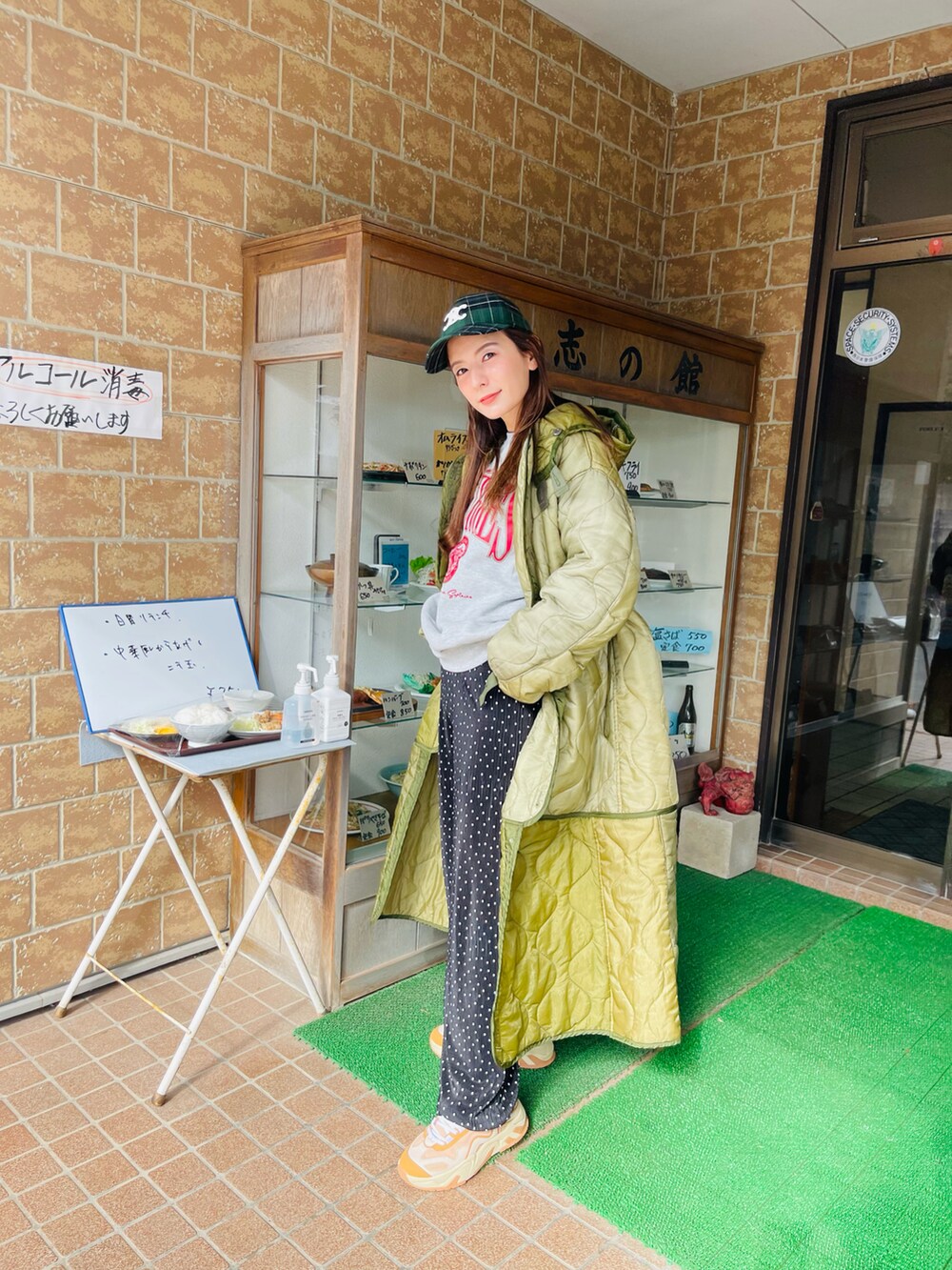 グレー系のスウェット、ブラック系のその他パンツ、ベージュ系のスニーカーを着用したレディースの冬コーディネートの2枚目の写真