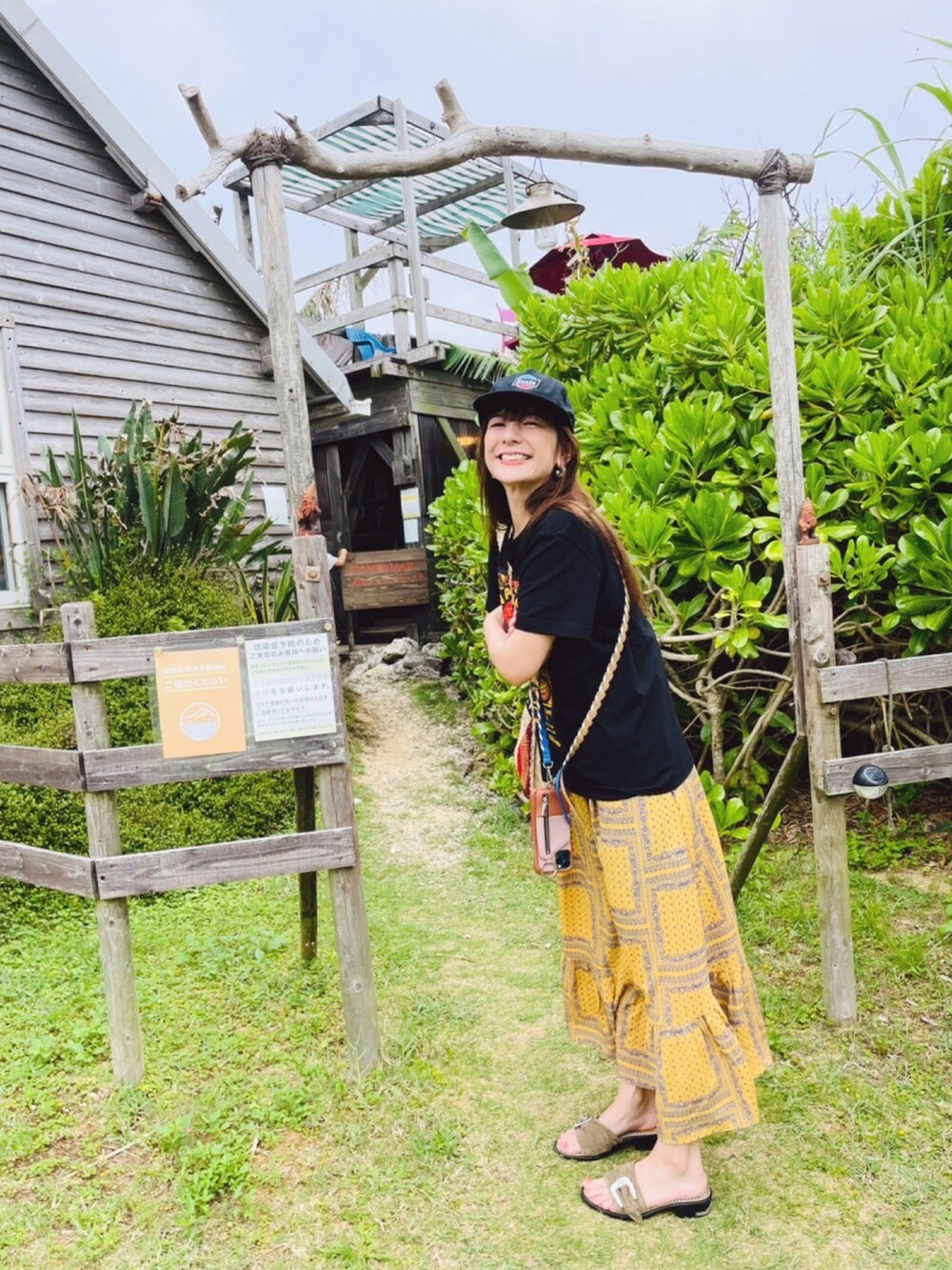 「ごきげんウィーク、休日スタイル、ラクチンコーデ、春夏コーデ、ゆるコーデ、夏、海、低身長、海コーデ、水着、水着コーデ、ワンピーススタイル、背中あき、ママコーデ」｜「DHOLICのアイテム（ワンピース/ドレス、イエロー系）」を使った、スザンヌさん（レディース・165cm）の春コーディネートの2枚目の写真