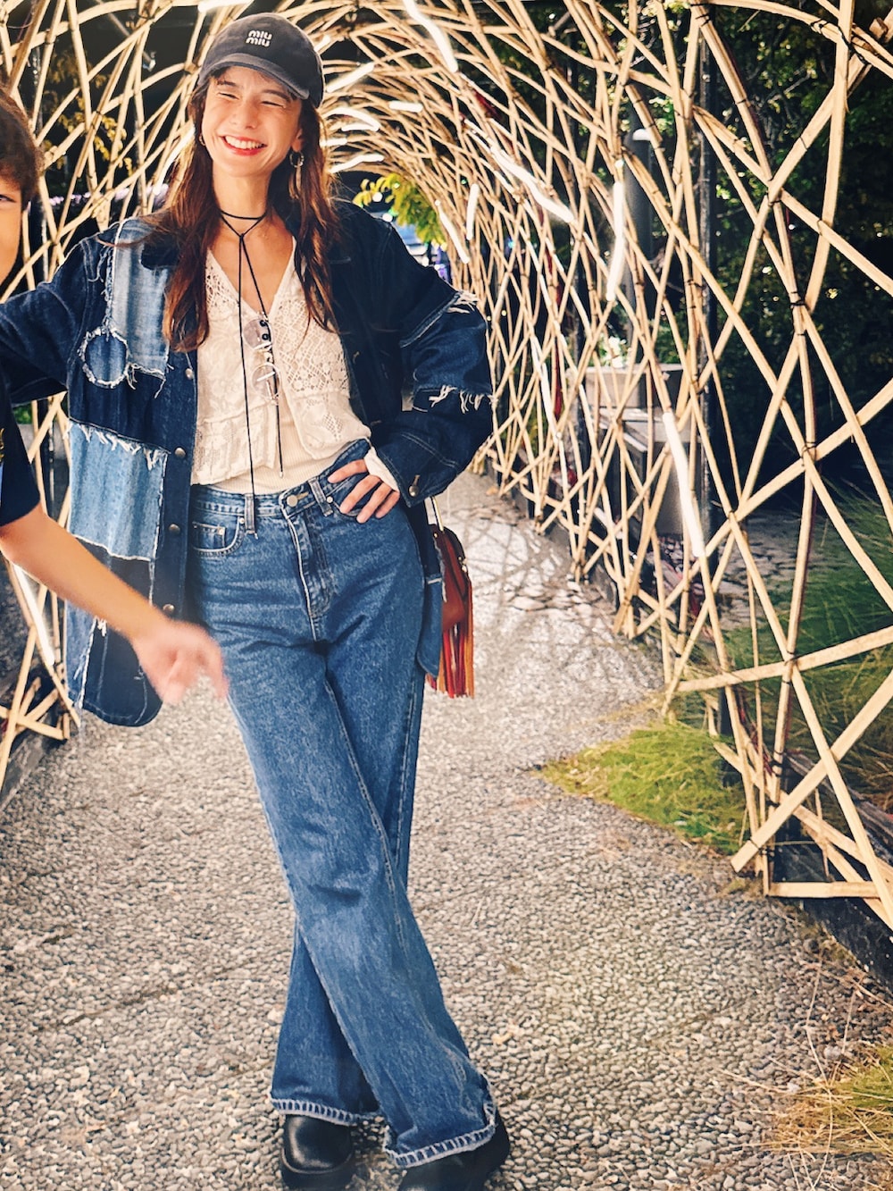 ホワイト系のカーディガン/ボレロ、ブルー系のジャケット/アウター、シルバー系のチョーカーを着用したレディースの秋コーディネートの4枚目の写真