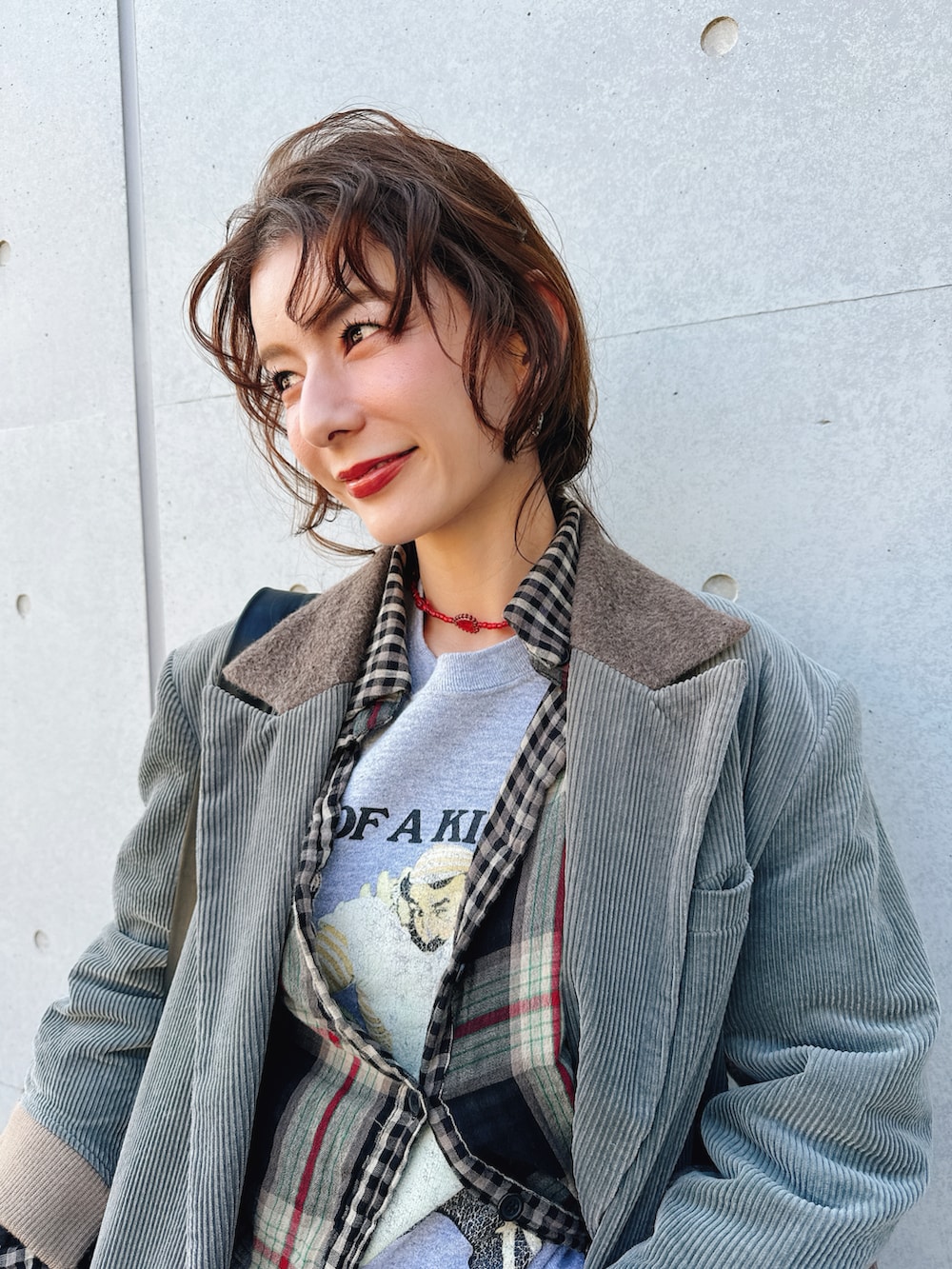 ブラック系のブーツ、ブラック系のバッグ、グレー系のジャケット/アウターを着用したレディースの春コーディネートの2枚目の写真