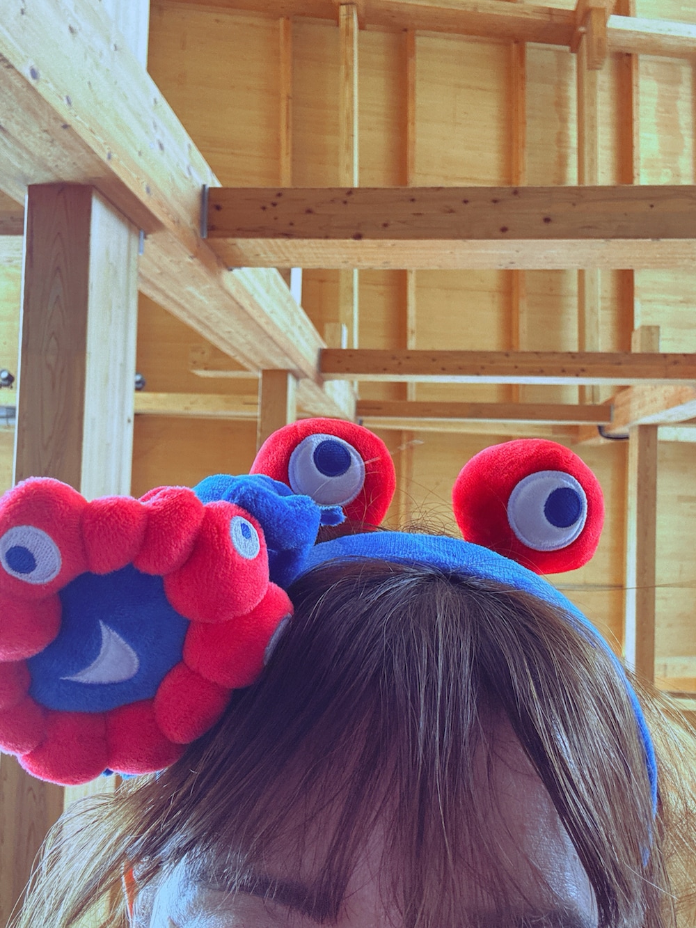 ブルー系のワンピース、レッド系のショルダーバッグ、ブラック系のスニーカーを着用したレディースの秋コーディネートの4枚目の写真