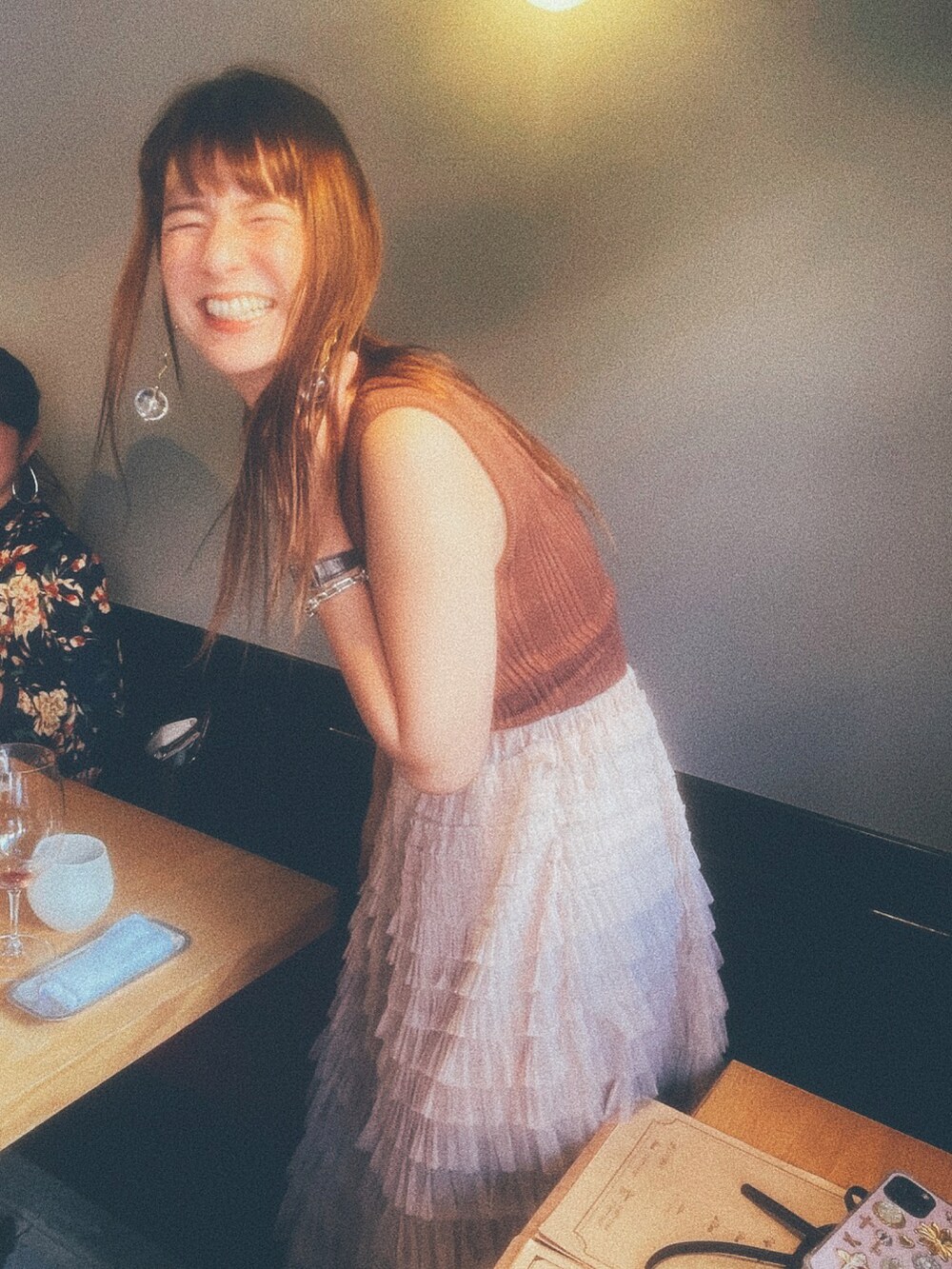 グリーン系のニット/セーター、ベージュ系のスカート、ブラック系のシューズを着用したレディースの秋コーディネートの3枚目の写真