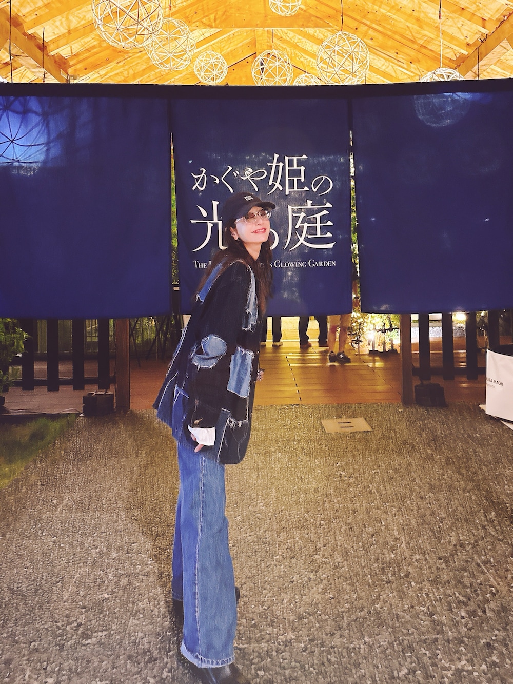 ホワイト系のカーディガン/ボレロ、ブルー系のジャケット/アウター、シルバー系のチョーカーを着用したレディースの秋コーディネートの2枚目の写真