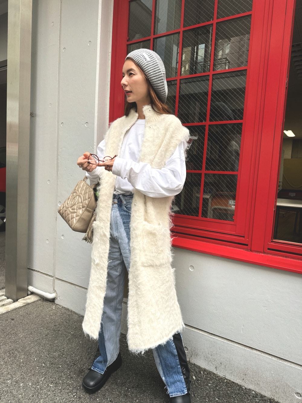 ブルー系のデニムパンツ、ブラック系のローファー、ホワイト系のTシャツ/カットソーを着用したレディースの秋コーディネートの2枚目の写真