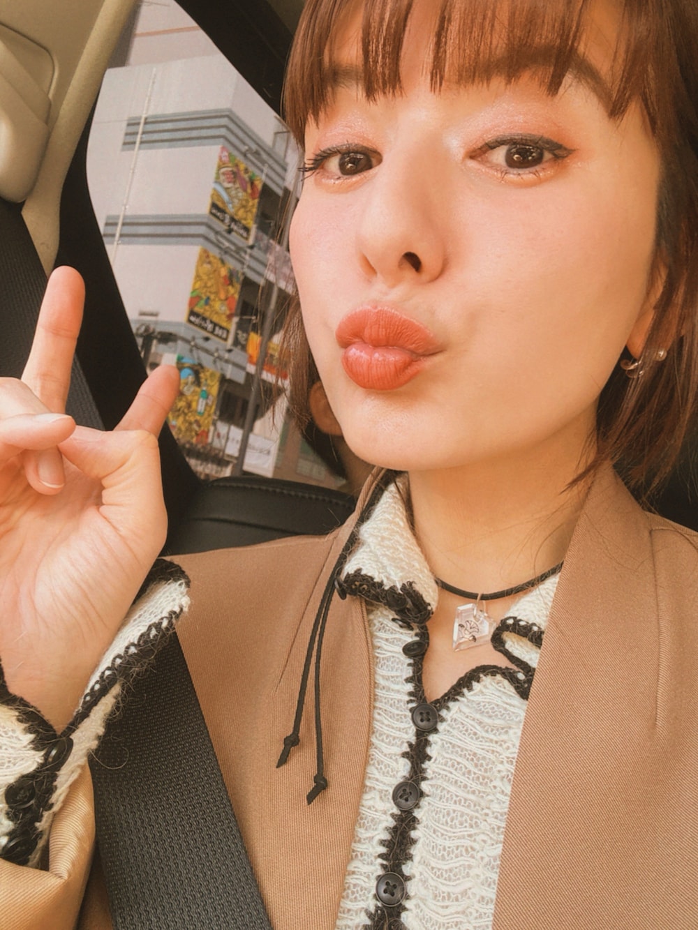 ホワイト系のニット/セーター、ベージュ系のその他トップス、ベージュ系のノーカラージャケットを着用したレディースの春コーディネートの2枚目の写真