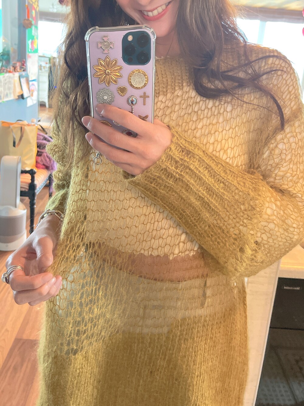 ベージュ系のトレンチコート、グリーン系のニット/セーター、ホワイト系のその他パンツを着用したレディースの秋コーディネートの2枚目の写真