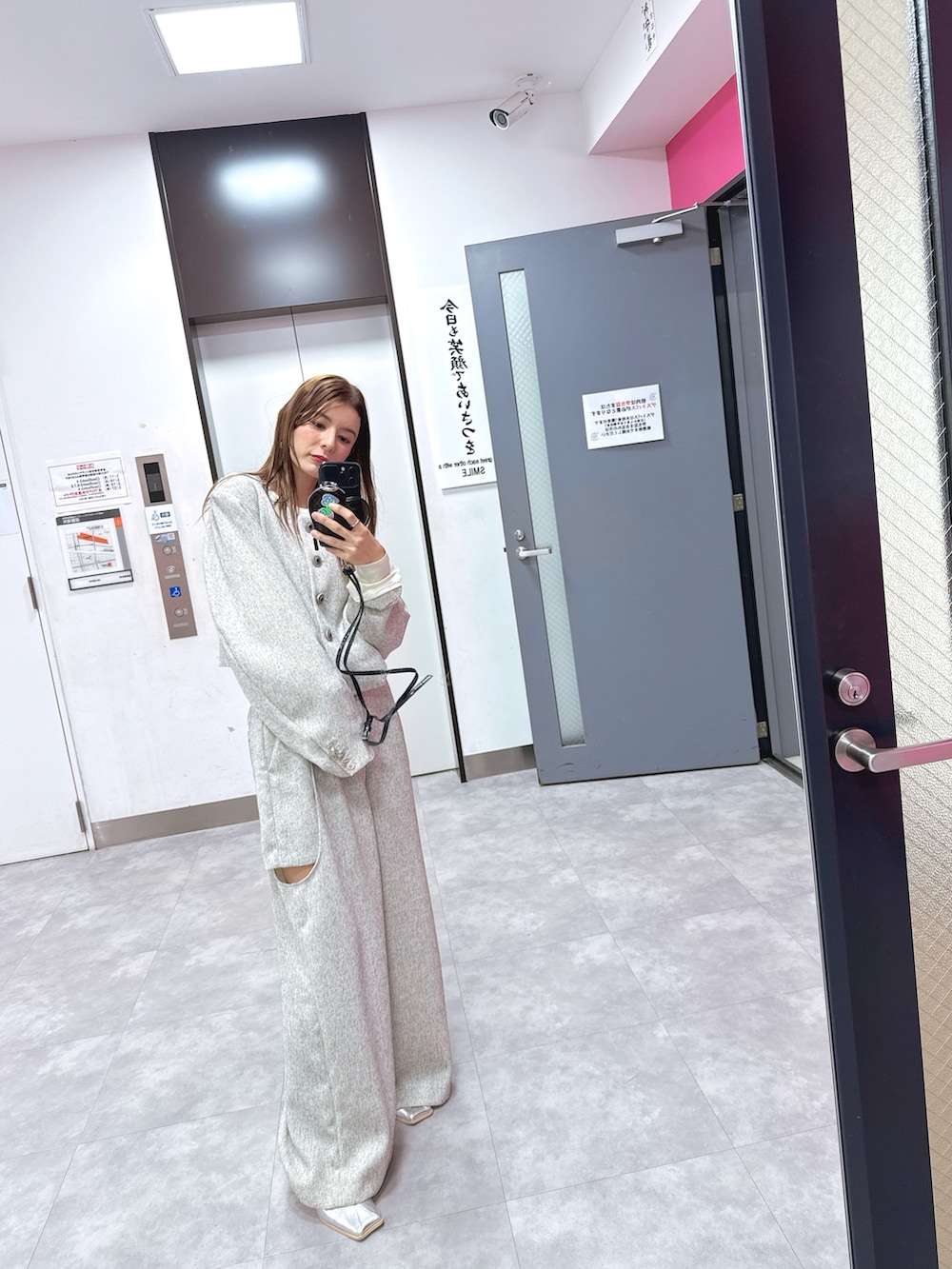 ホワイト系のその他パンツ、ホワイト系のノーカラージャケット、シルバー系のローファーを着用したレディースの春コーディネートの2枚目の写真