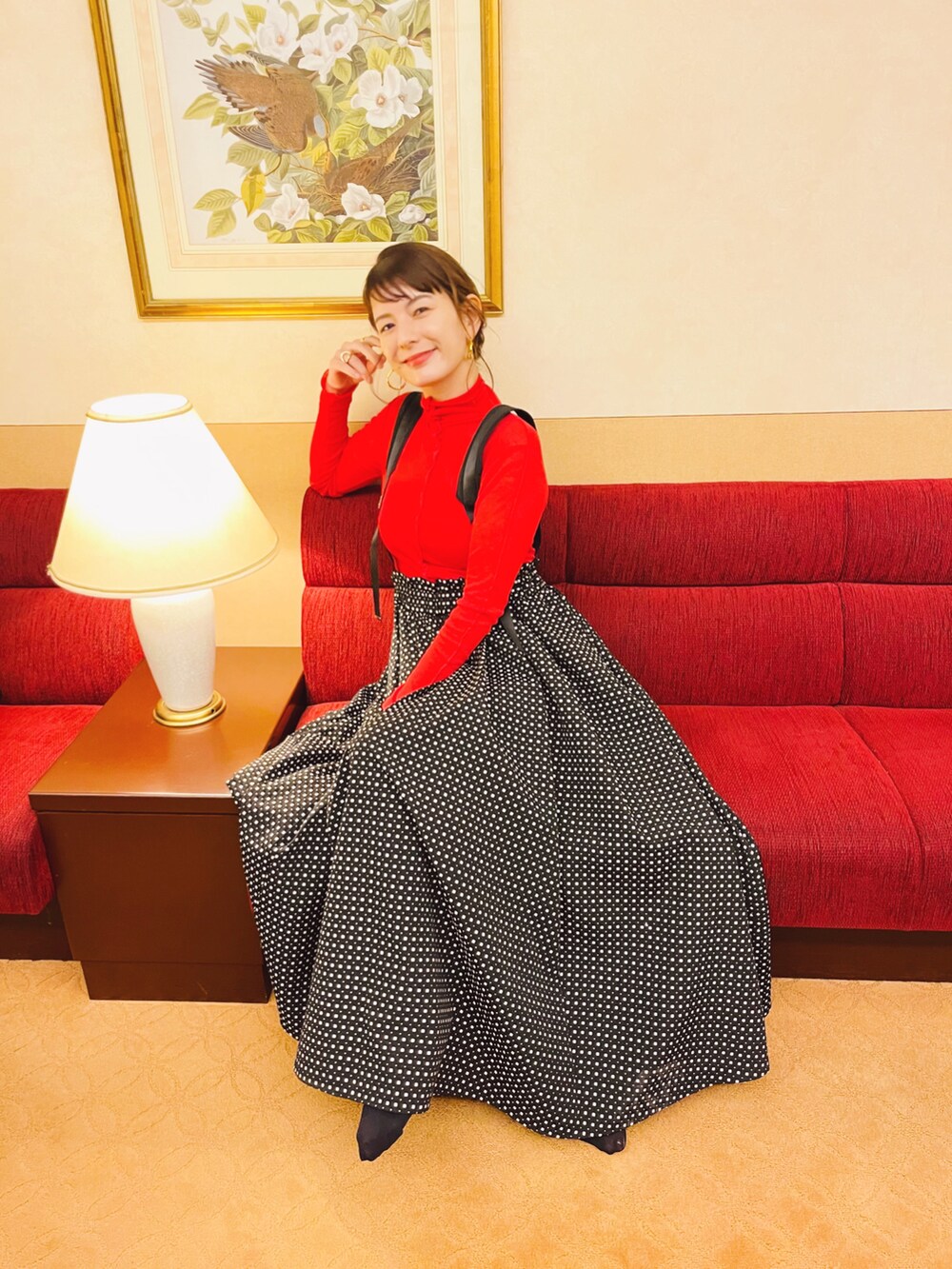 レッド系のTシャツ/カットソーを着用したレディースの冬コーディネートの2枚目の写真