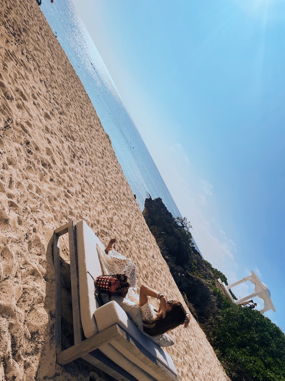 ピンク系のその他パンツ、ベージュ系のサンダル、ホワイト系のワンピースを着用したレディースの夏コーディネートの3枚目の写真