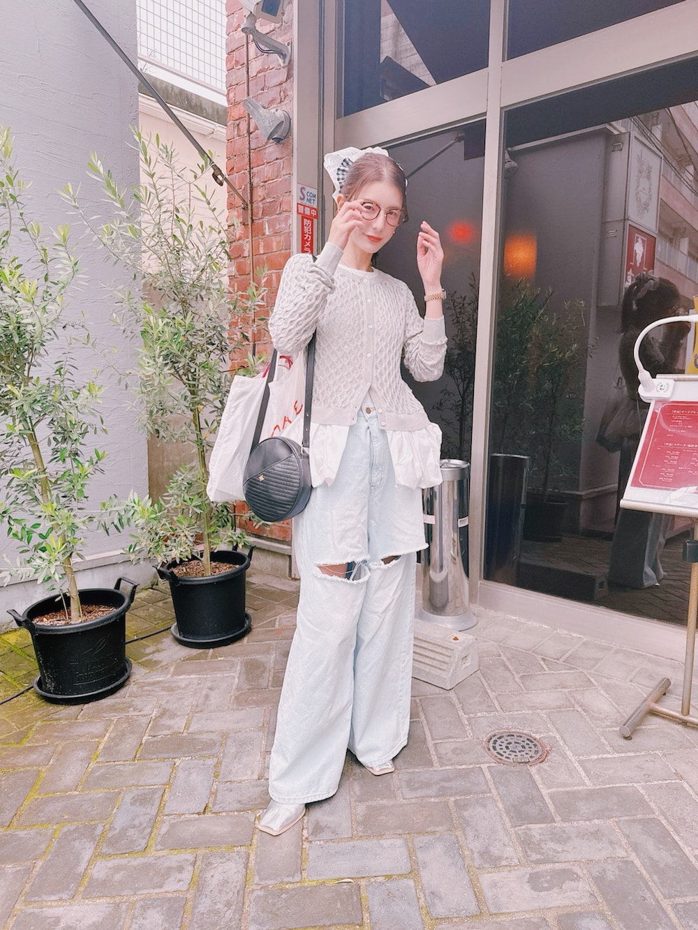 ブルー系のデニムパンツ、グレー系のカーディガン/ボレロ、シルバー系のローファーを着用したレディースの春コーディネートの3枚目の写真