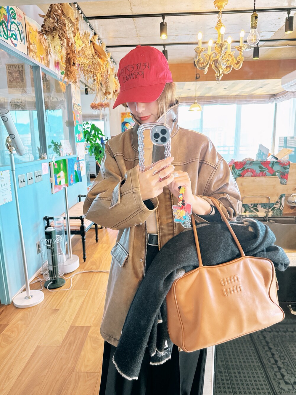 ブラウン系のジャケット/アウター、ブラック系のその他パンツ、ブラック系のローファーを着用したレディースの秋コーディネートの2枚目の写真