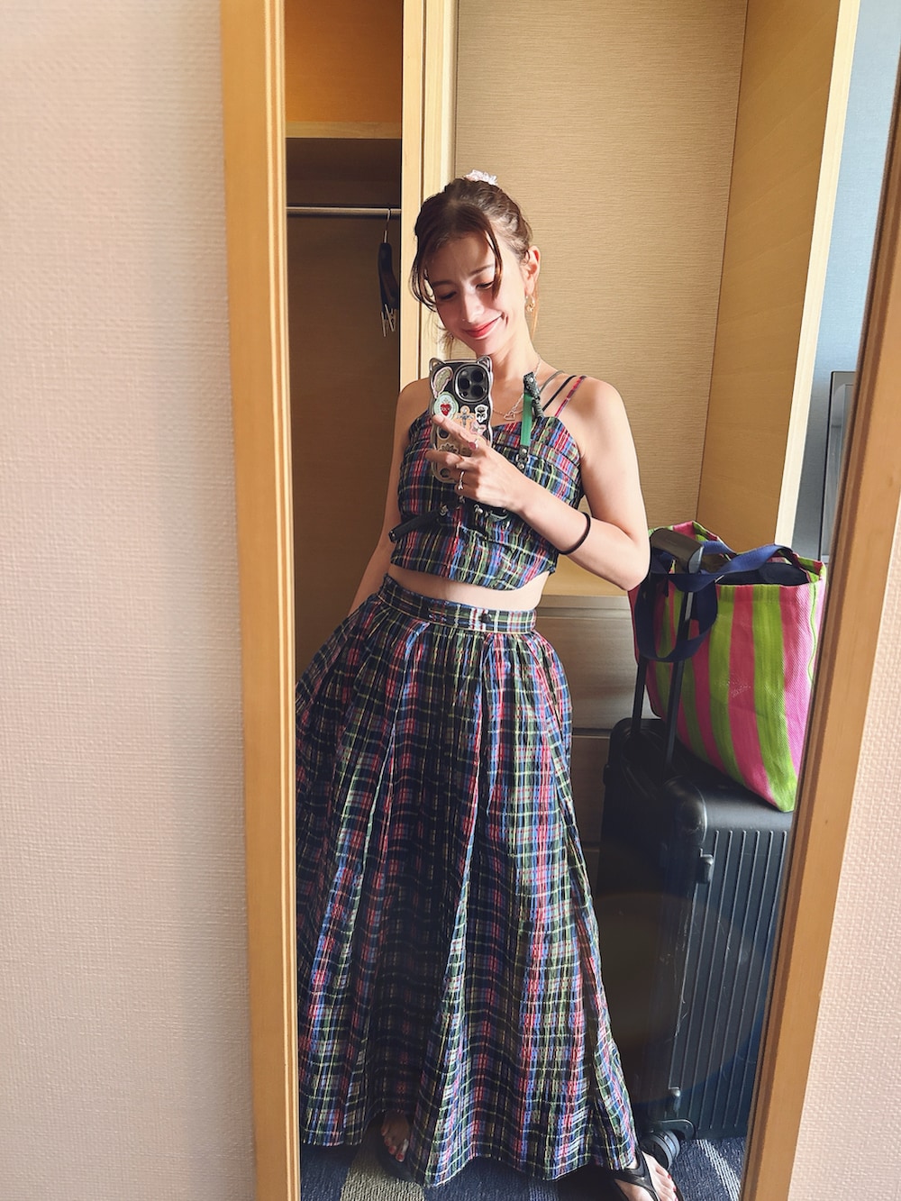 その他のスカート、その他のトップス、ブラック系のサンダルを着用したレディースの夏コーディネートの4枚目の写真