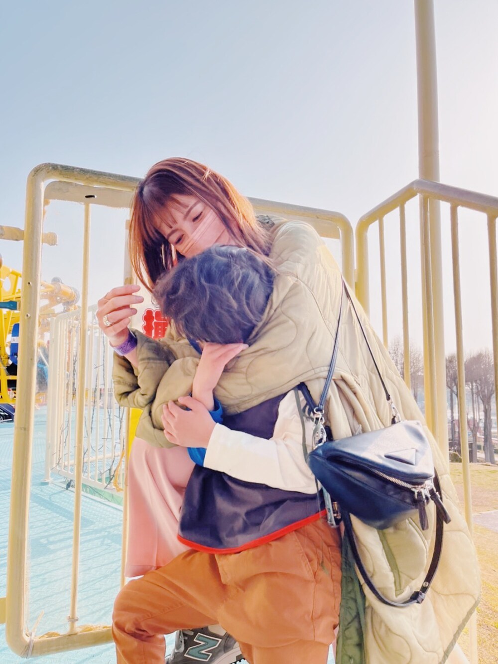 ピンク系のその他パンツ、ホワイト系のニット/セーターを着用したレディースの春コーディネートの3枚目の写真