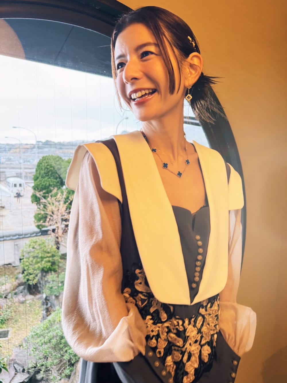 グレー系のワンピース/ドレスを着用したレディースの冬コーディネートの3枚目の写真