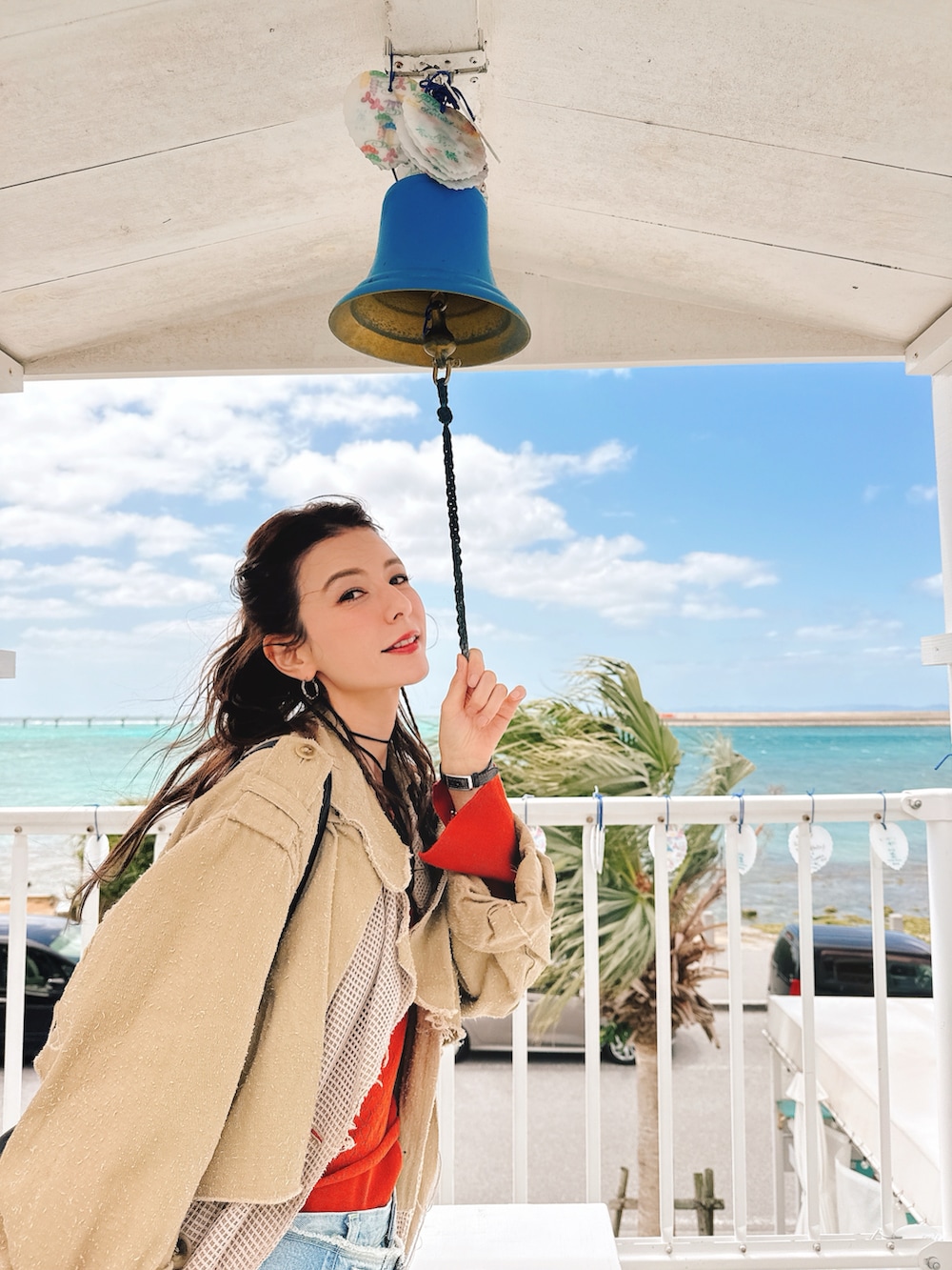 オレンジ系のTシャツ/カットソー、ブルー系のデニムパンツ、ブラック系のローファーを着用したレディースの春コーディネートの2枚目の写真