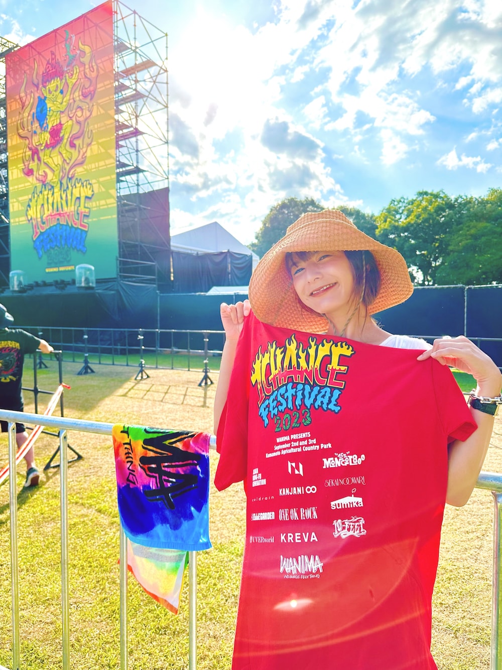 ベージュ系のサンダル、ホワイト系のチョーカー、オレンジ系のアイシャドウを着用したレディースの秋コーディネートの3枚目の写真