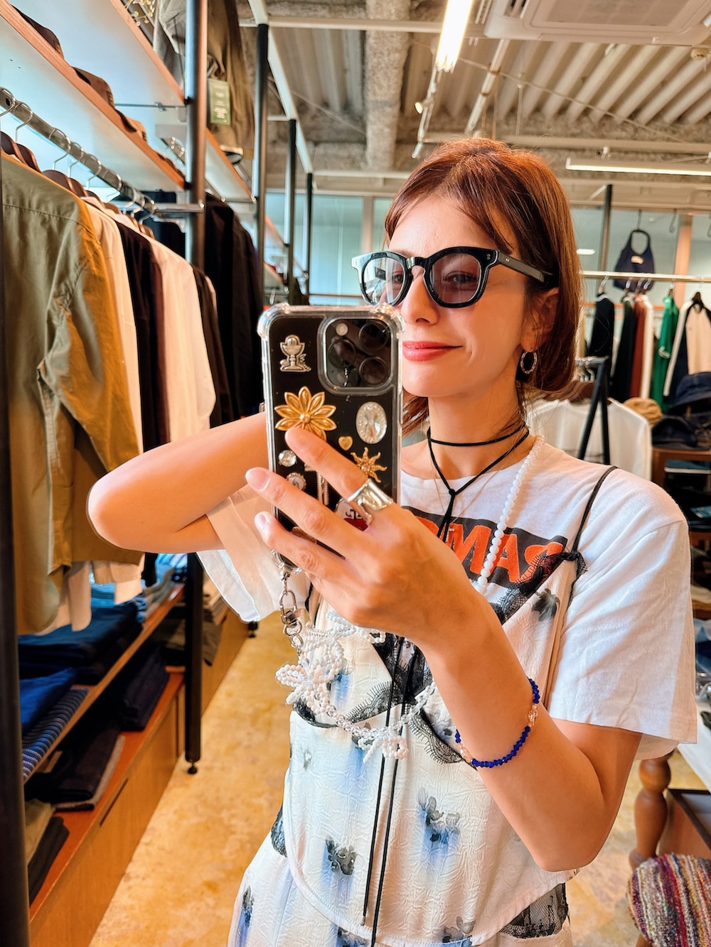 ホワイト系のワンピース、ブラウン系のローファー、ブラック系のネックレスを着用したレディースの秋コーディネートの3枚目の写真