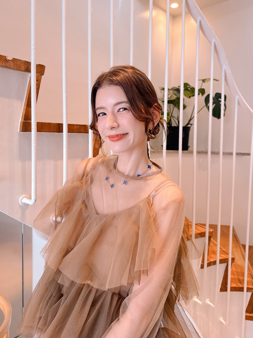 ブラウン系のドレスを着用したレディースの春コーディネートの2枚目の写真