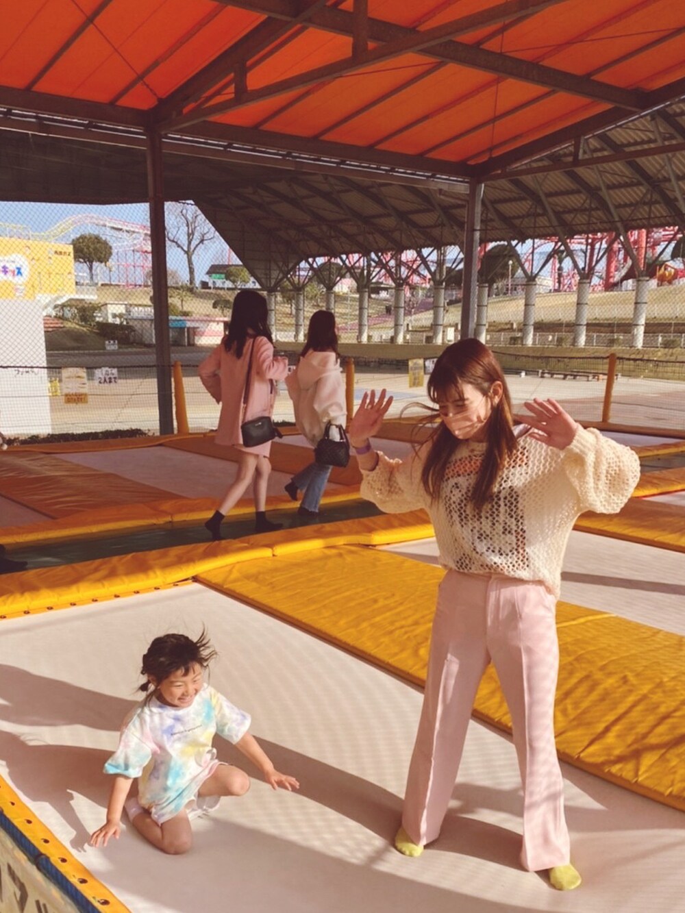 ピンク系のその他パンツ、ホワイト系のニット/セーターを着用したレディースの春コーディネートの2枚目の写真