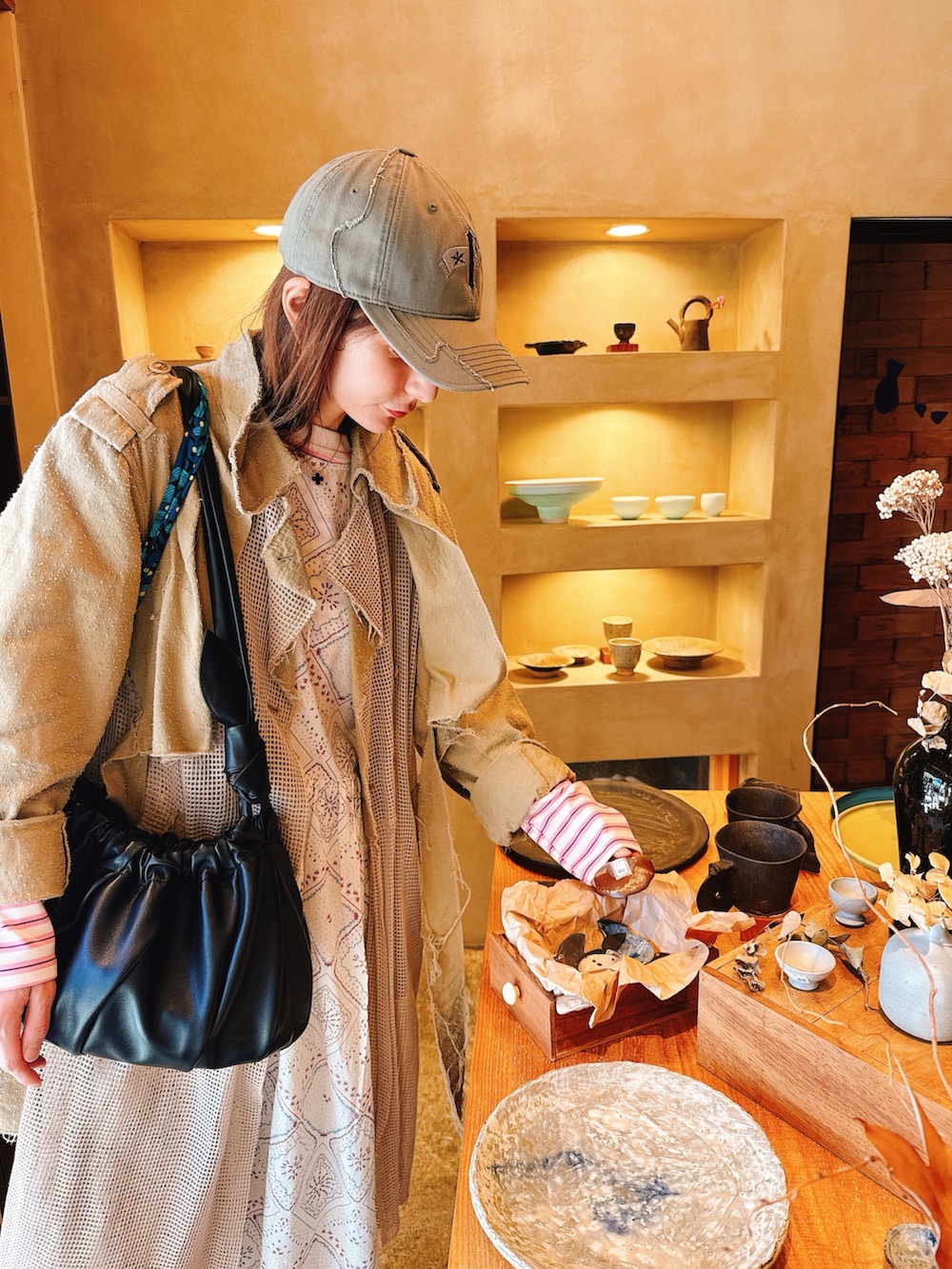 ブラック系のワンピース、ピンク系のTシャツ/カットソー、ブラック系のバッグを着用したレディースの春コーディネートの2枚目の写真