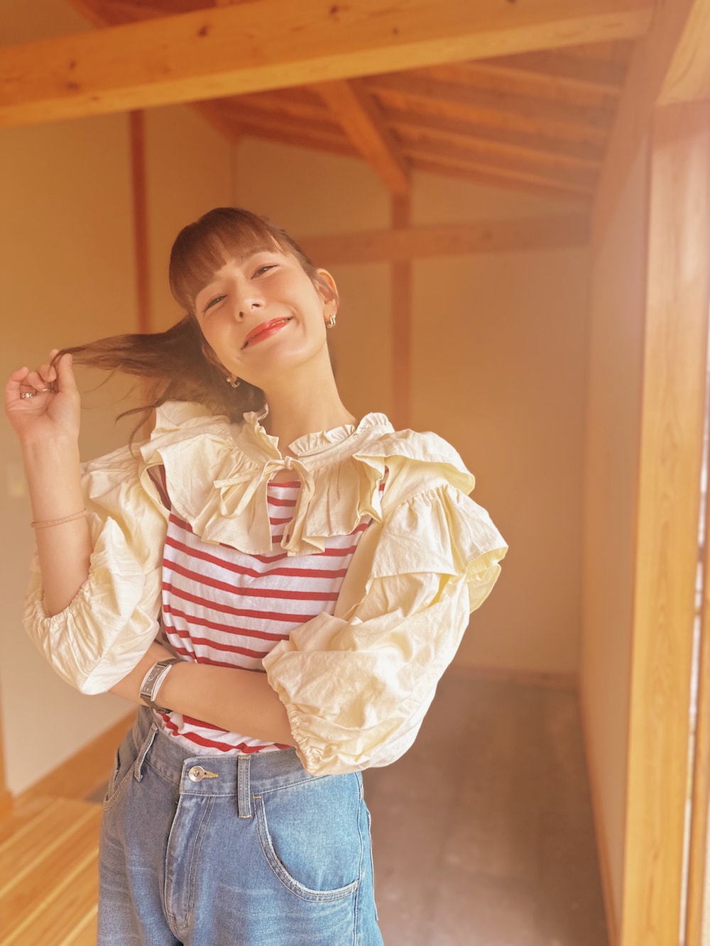 ホワイト系のショルダーバッグ、ブルー系のデニムパンツ、シルバー系のローファーを着用したレディースの夏コーディネートの3枚目の写真