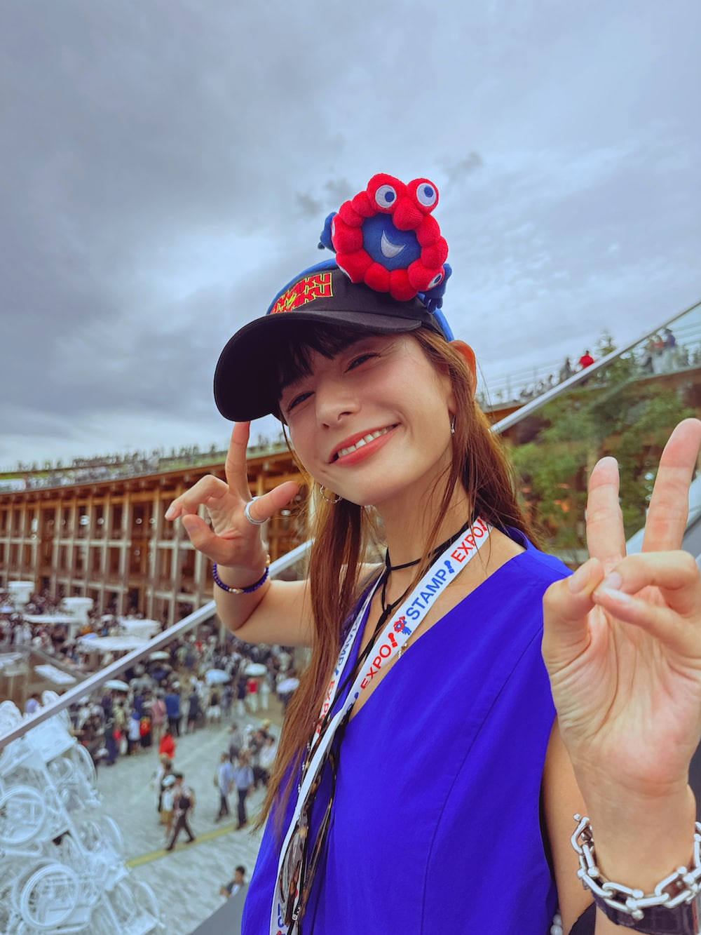 ブルー系のワンピース、レッド系のショルダーバッグ、ブラック系のスニーカーを着用したレディースの秋コーディネートの3枚目の写真