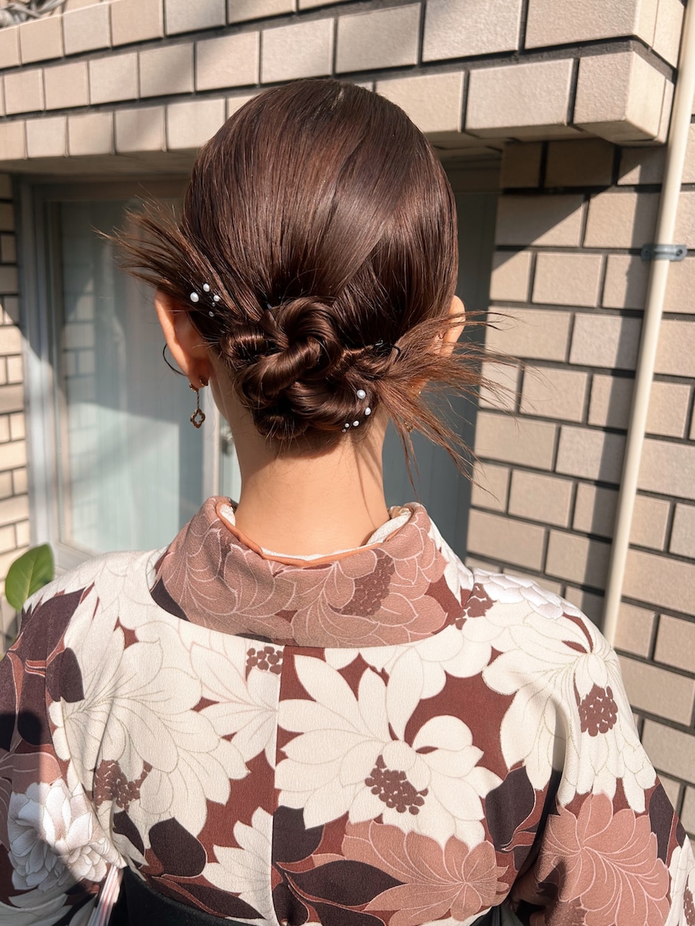 ブラック系のブーツ、ブラウン系の水着/着物・浴衣を着用したレディースの春コーディネートの3枚目の写真