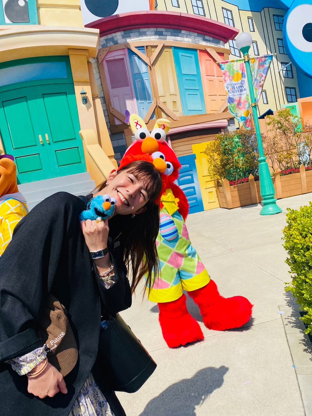 ブラック系のノーカラージャケット、ベージュ系のスニーカーを着用したレディースの春コーディネートの3枚目の写真