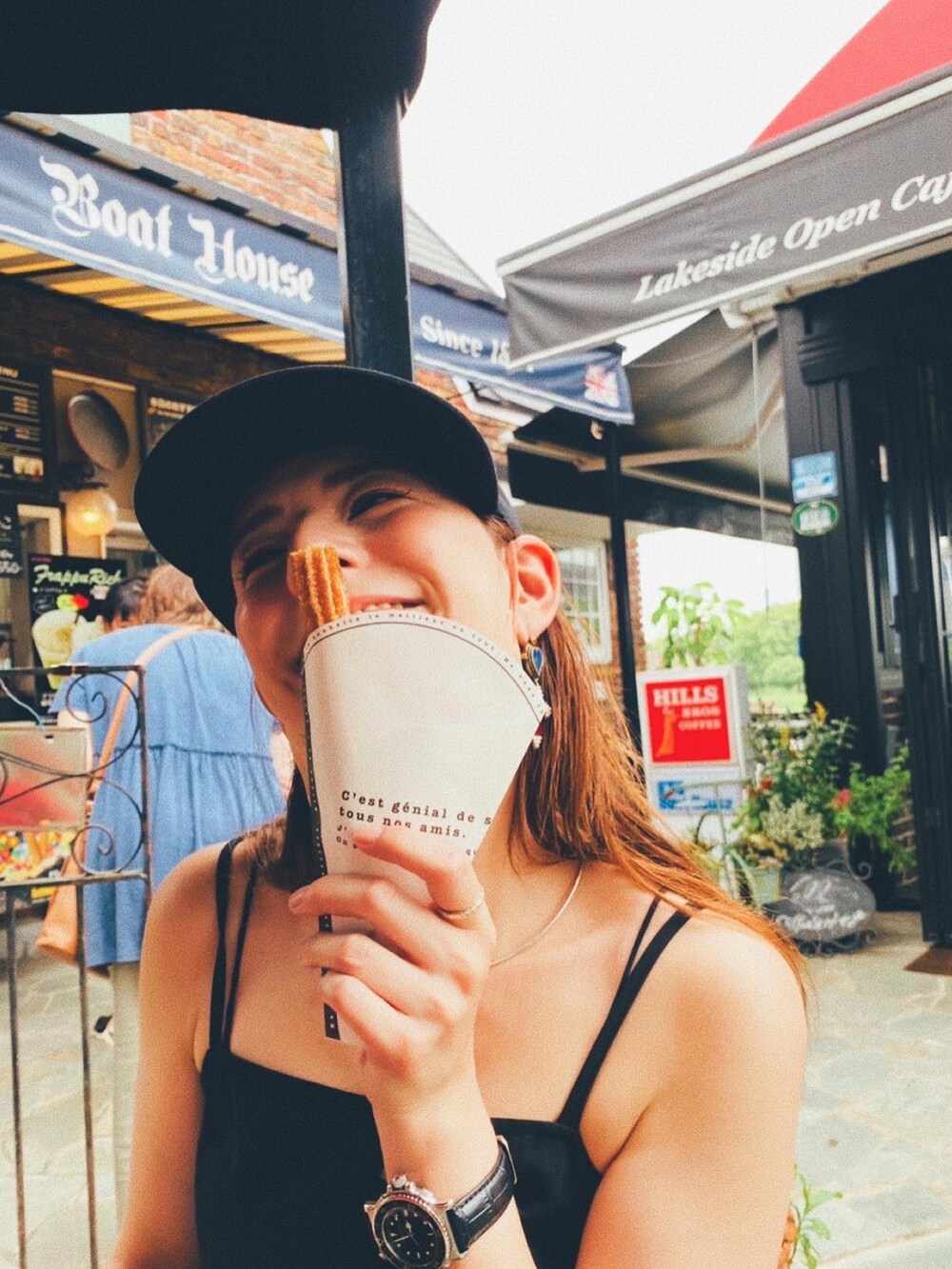 ブラック系のサンダル、その他のバッグ、ブラック系のキャップを着用したレディースの夏コーディネートの3枚目の写真