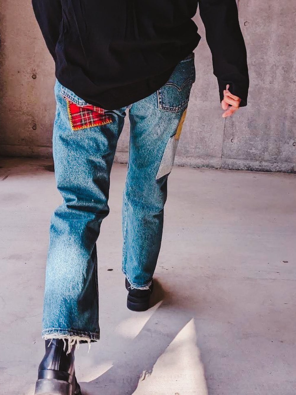 ブラック系のトップス、その他のデニムパンツ、ブラック系のシューズを着用したレディースの秋コーディネートの2枚目の写真