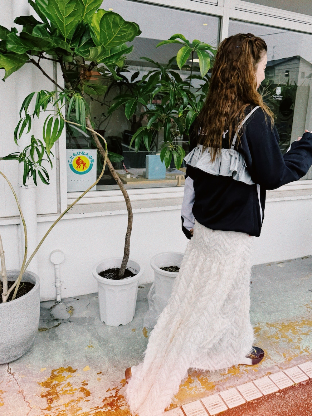 その他のスニーカー、グレー系のキャミソールを着用したレディースの春コーディネートの3枚目の写真