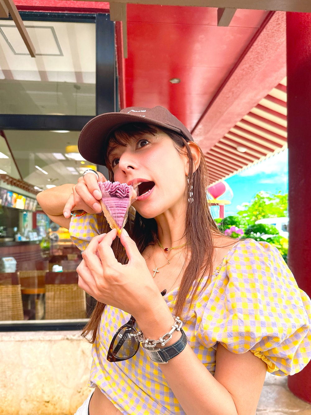 ブルー系のデニムパンツ、イエロー系のトップス、ベージュ系のサンダルを着用したレディースの夏コーディネートの2枚目の写真