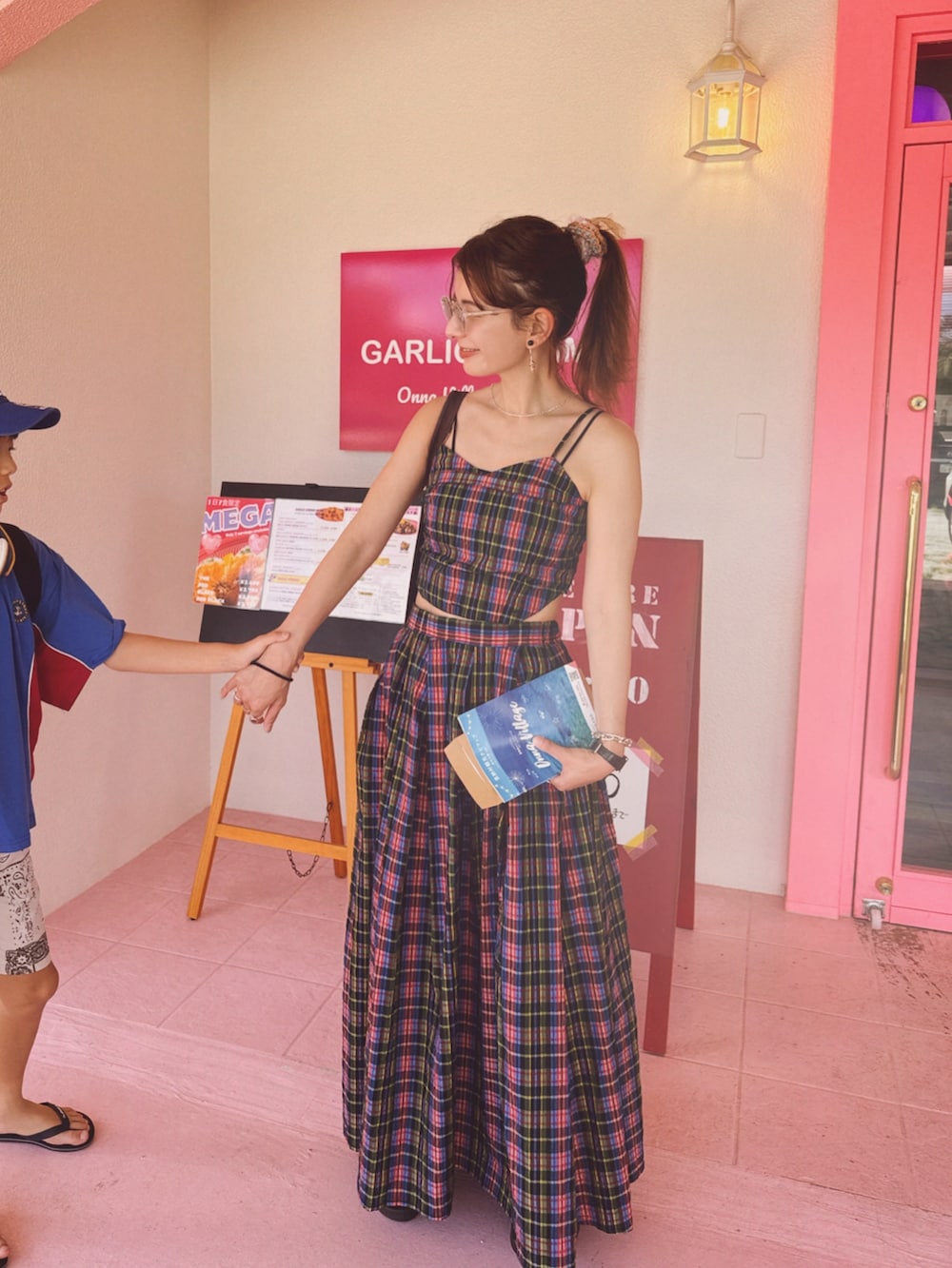 その他のスカート、その他のトップス、ブラック系のサンダルを着用したレディースの夏コーディネートの2枚目の写真