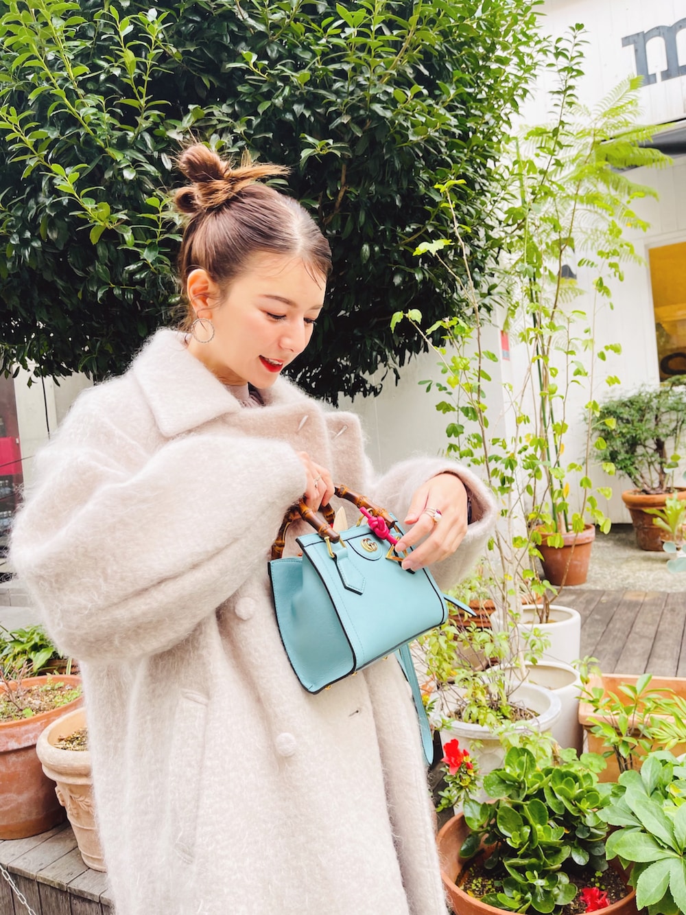 ベージュ系のその他アウター、パープル系のワンピースを着用したレディースの冬コーディネートの4枚目の写真