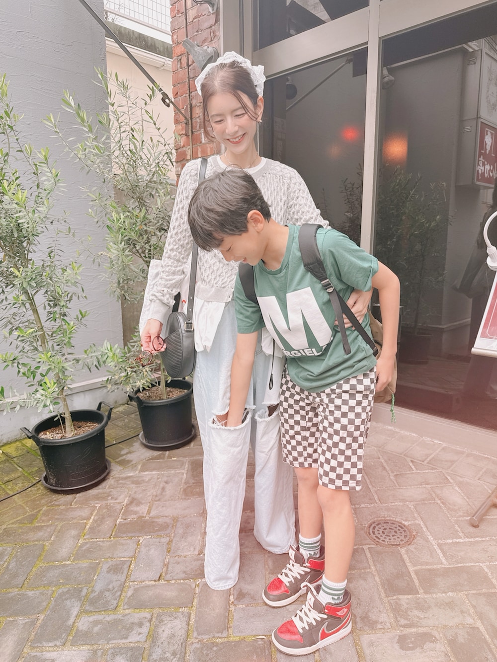 ブルー系のデニムパンツ、グレー系のカーディガン/ボレロ、シルバー系のローファーを着用したレディースの春コーディネートの4枚目の写真