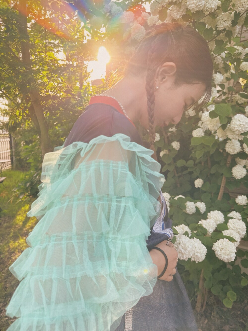 ブルー系のデニムパンツ、ベージュ系のスニーカーを着用したレディースの春コーディネートの3枚目の写真