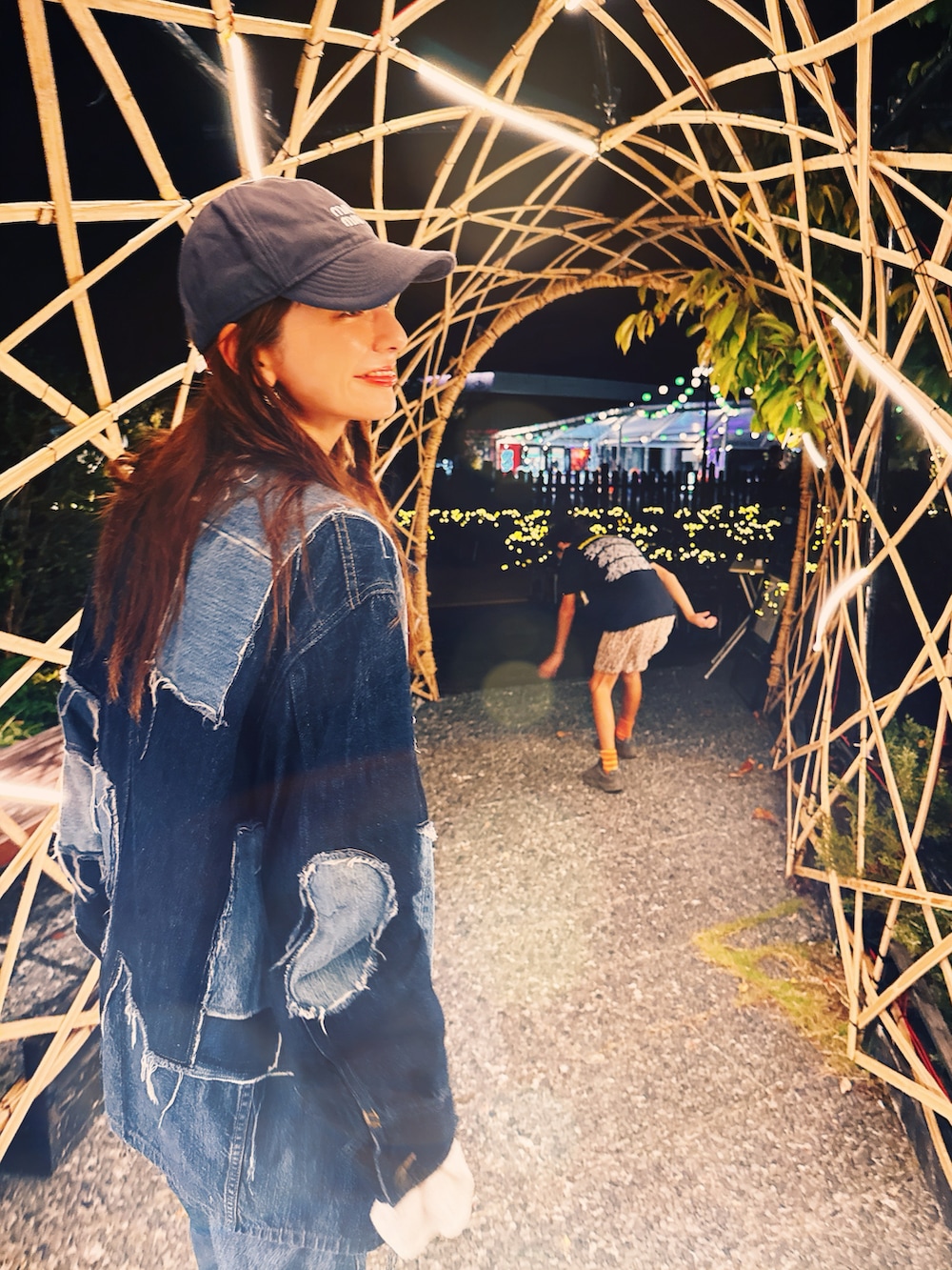 ホワイト系のカーディガン/ボレロ、ブルー系のジャケット/アウター、シルバー系のチョーカーを着用したレディースの秋コーディネートの3枚目の写真