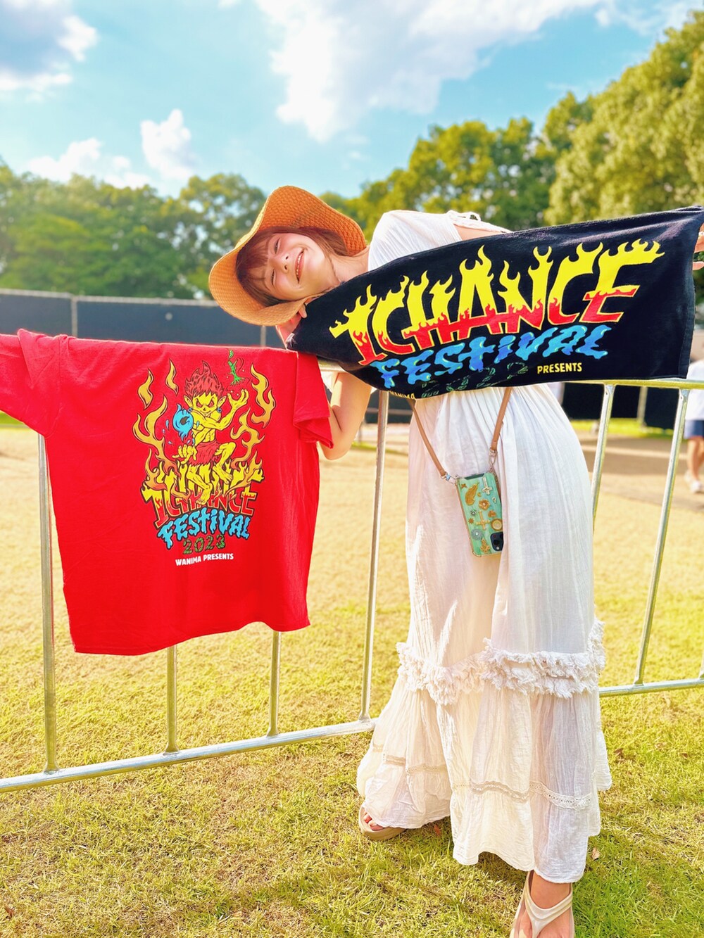 ベージュ系のサンダル、ホワイト系のチョーカー、オレンジ系のアイシャドウを着用したレディースの秋コーディネートの4枚目の写真