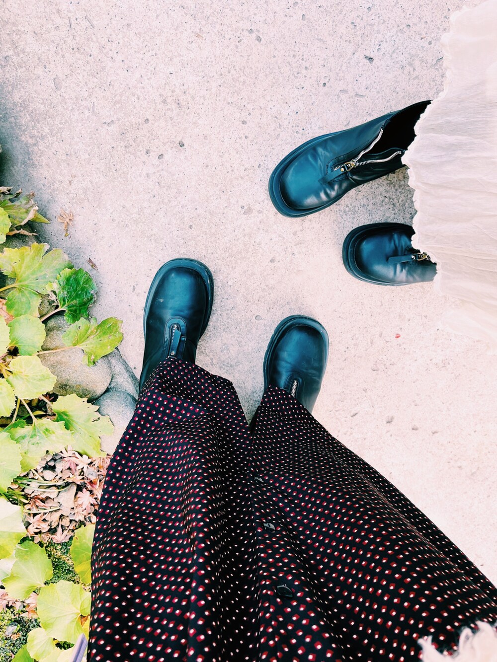 ブラック系のワンピース、ピンク系のバッグ、ブラック系のシューズを着用したレディースの冬コーディネートの3枚目の写真