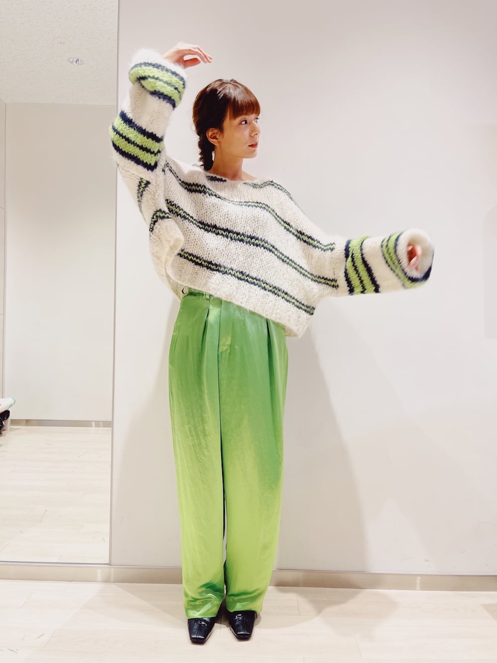 グリーン系のパンツ、グリーン系のニット/セーター、ブラック系のブーツを着用したレディースの秋コーディネートの2枚目の写真