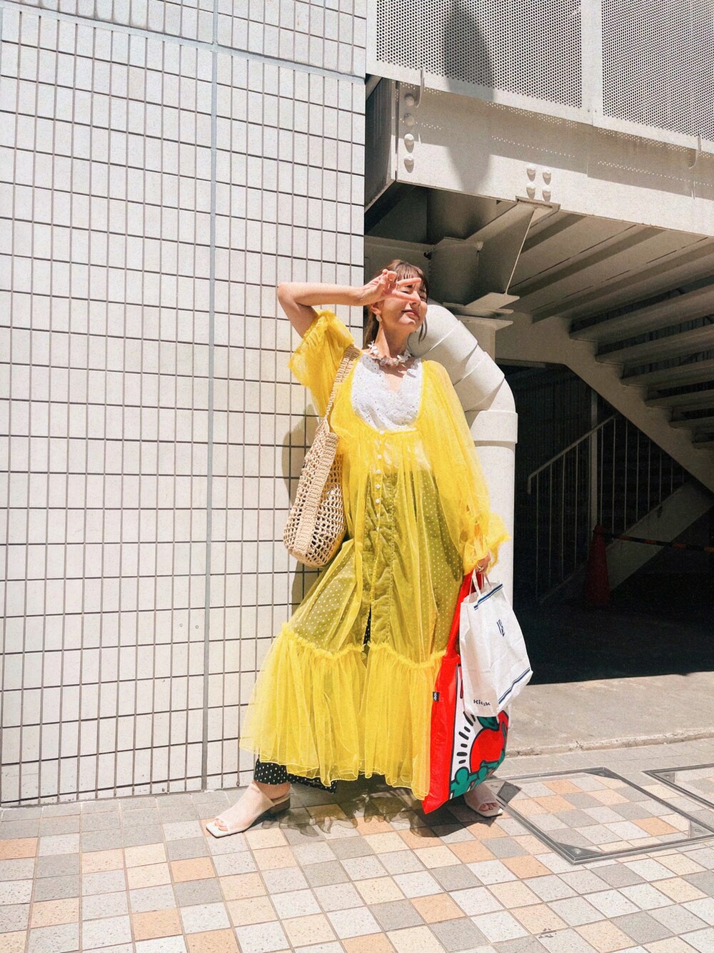 ブラック系のその他パンツ、ホワイト系のサンダル、ホワイト系のキャミソールを着用したレディースの夏コーディネートの2枚目の写真