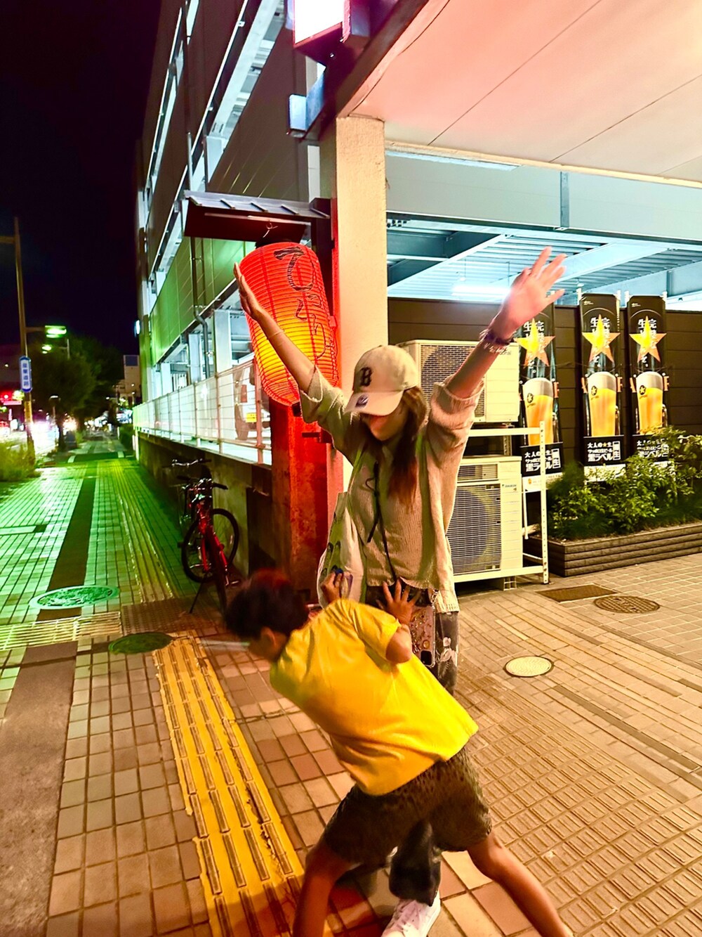 ブラック系のその他パンツ、オレンジ系のTシャツ/カットソー、ベージュ系のその他パンツを着用したレディースの秋コーディネートの2枚目の写真