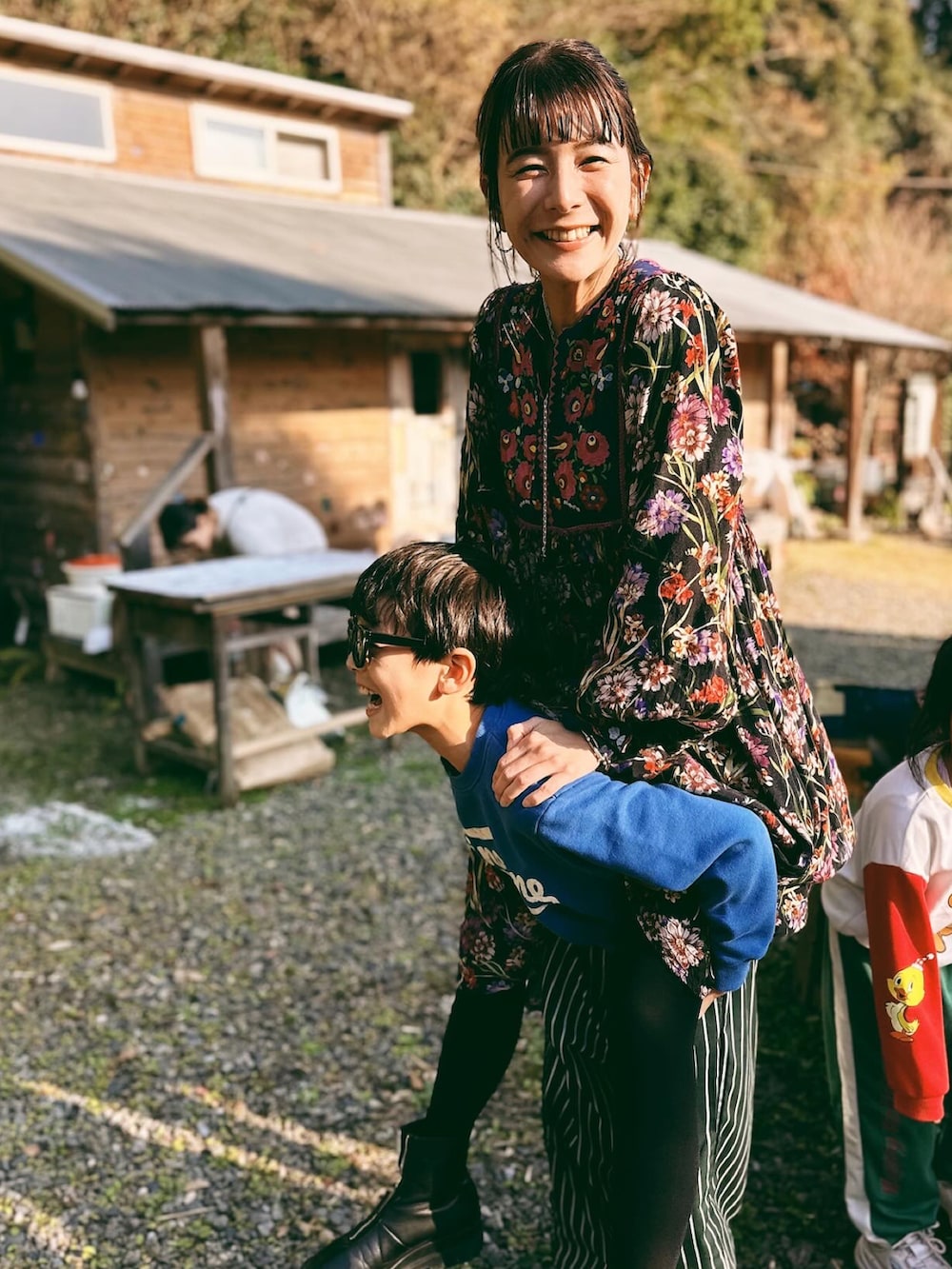 ブラック系のワンピース、ブルー系のカーディガン/ボレロ、その他のスウェットを着用したレディースの冬コーディネートの3枚目の写真