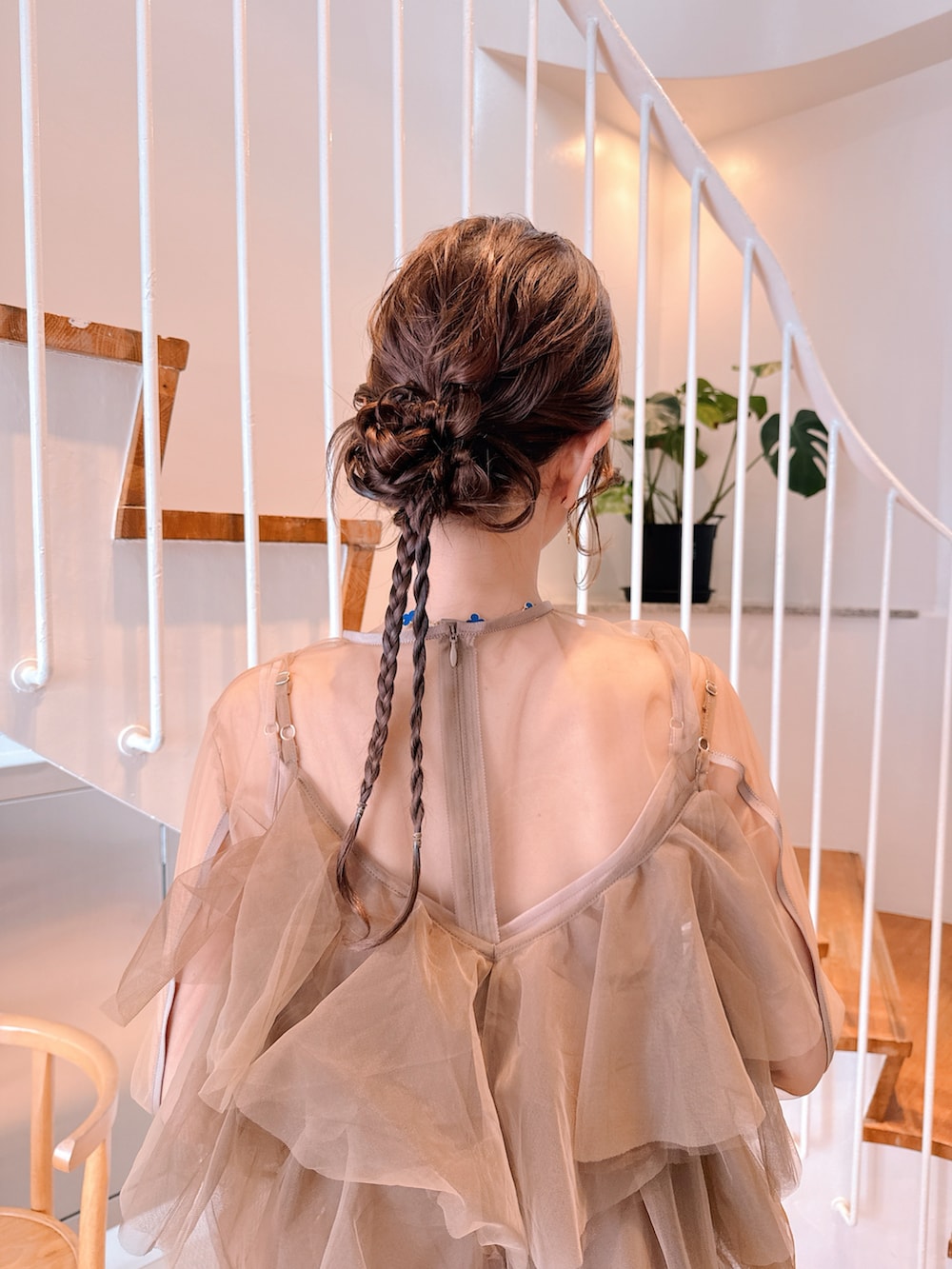 ブラウン系のドレスを着用したレディースの春コーディネートの3枚目の写真