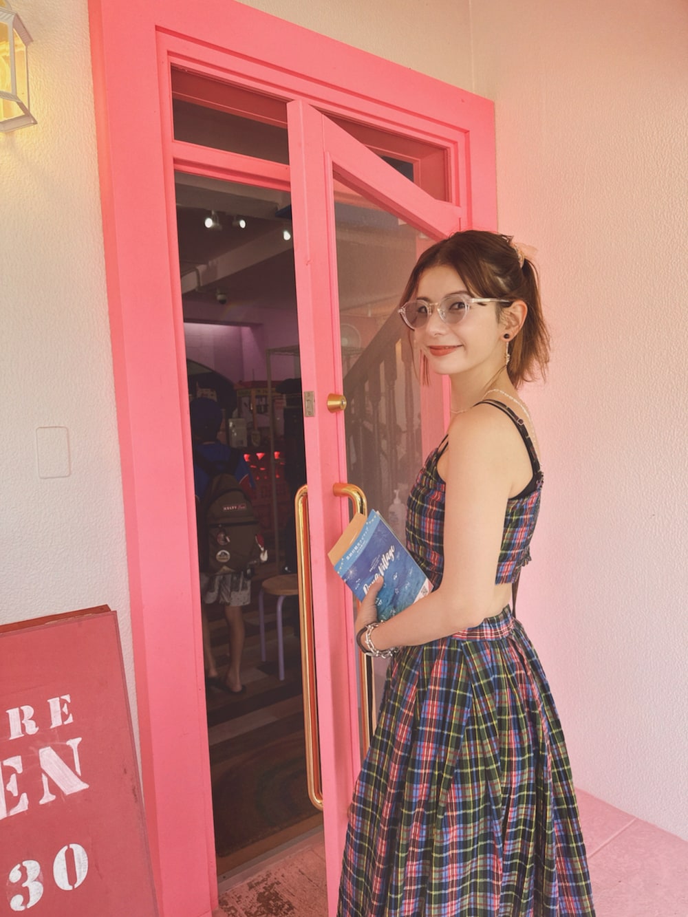 その他のスカート、その他のトップス、ブラック系のサンダルを着用したレディースの夏コーディネートの3枚目の写真