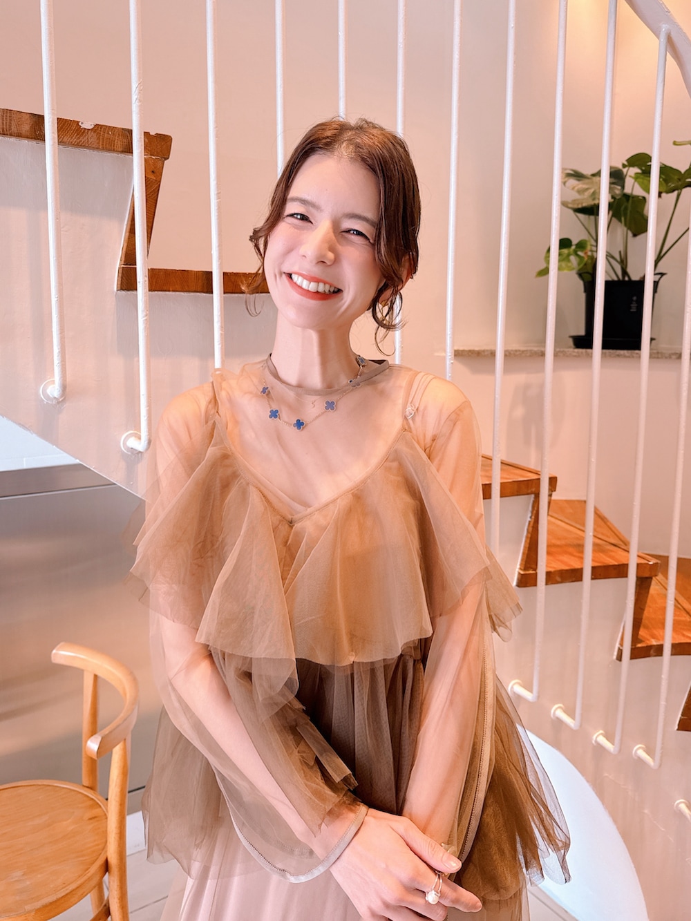 ブラウン系のドレスを着用したレディースの春コーディネートの4枚目の写真