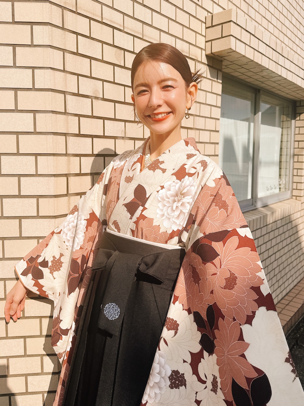 ブラック系のブーツ、ブラウン系の水着/着物・浴衣を着用したレディースの春コーディネートの2枚目の写真