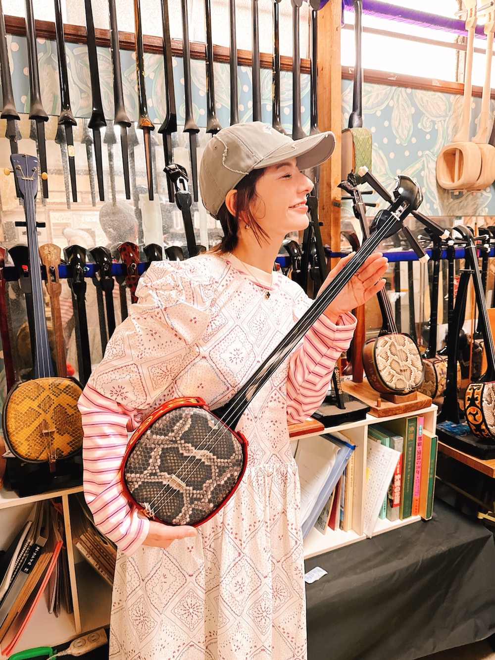 ブラック系のワンピース、ピンク系のTシャツ/カットソー、ブラック系のバッグを着用したレディースの春コーディネートの3枚目の写真