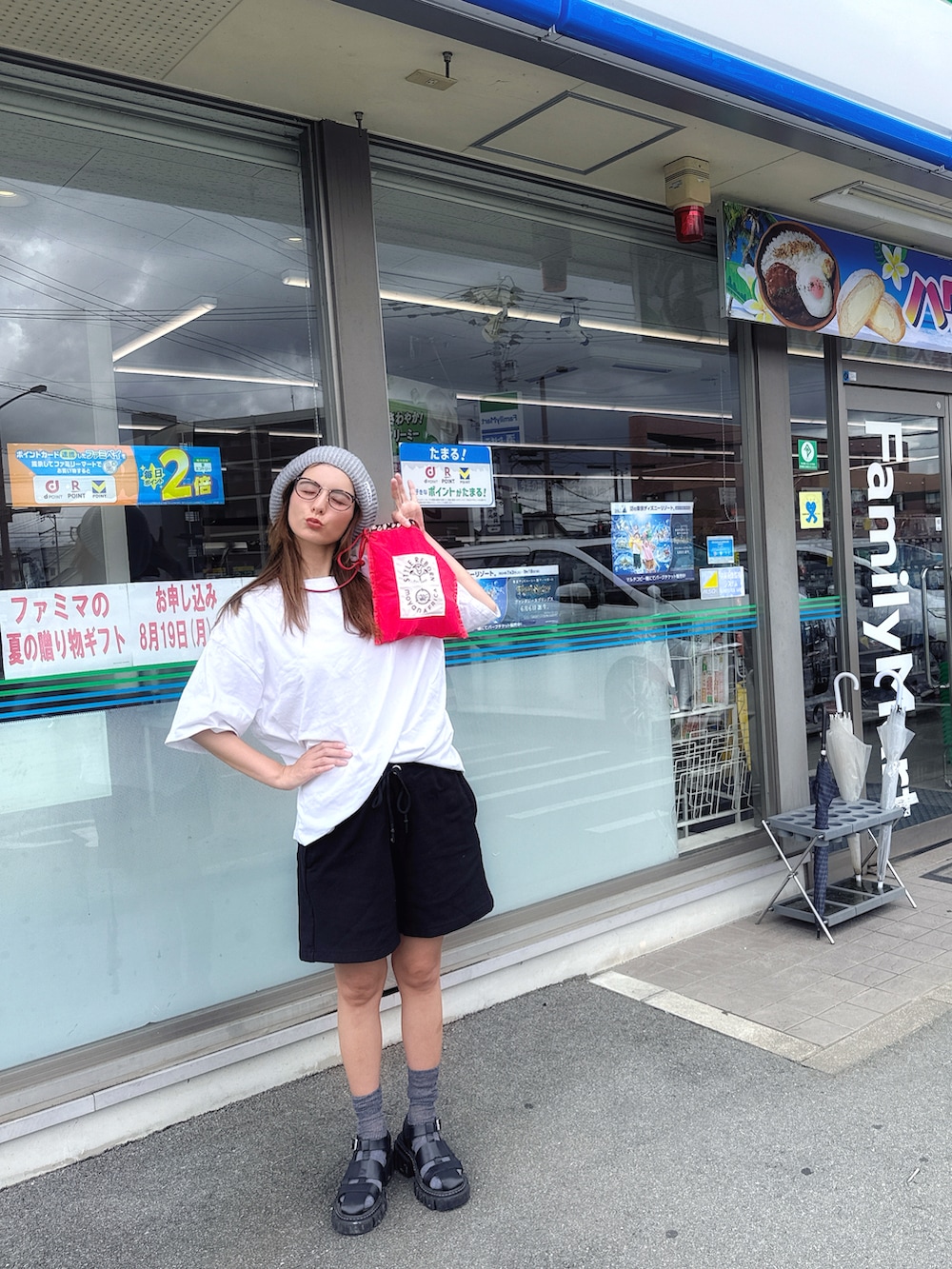 ホワイト系のTシャツ/カットソー、ブラック系のスウェットパンツ、ブラック系のサンダルを着用したレディースの夏コーディネートの2枚目の写真