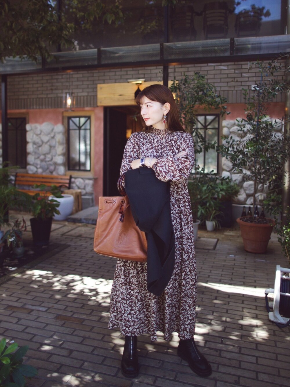 ブラウン系のワンピース、ブラック系のシューズ、ブラウン系のトートバッグを着用したレディースの秋コーディネートの3枚目の写真
